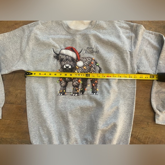 NEW Gildan Gray Crewneck Sweater with Festive Highland Cow Design - Picture 4 of 6